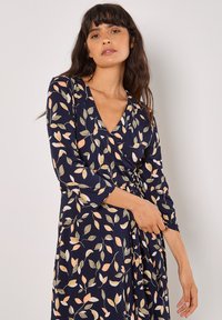 Apricot LEAF PRINT WRAP - Jerseyklänning - navy