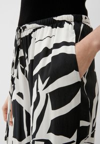 s.Oliver MIT CRÊPE STRUKTUR - Broek - schwarz