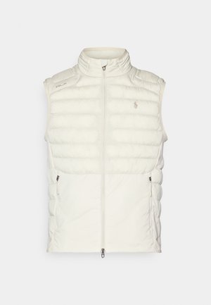 Hvit puffervest med høy krage, frontlukking med glidelås og to sidelommer. Har quiltet tekstur og en liten logo på brystet.