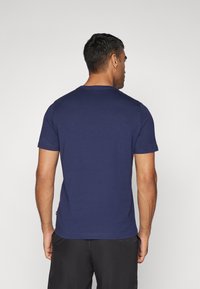 Puma LOGO TEE - Apdrukāts T-krekls - peacoat