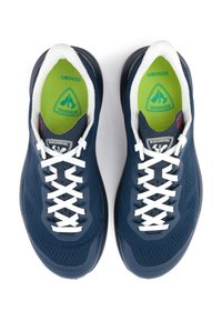 Námořnické modré sportovní boty s texturovaným svrškem, bílými tkaničkami, zelenými vložkami a zaobleným designem špičky. Obsahují logo na jazyku.