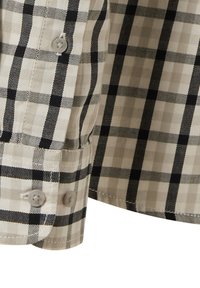 Langärmeliges Hemd in Hellbeige mit einem schwarz-grauen Karomuster, ausgestattet mit Knöpfen und einem Bündchen mit abgerundetem Rand. Struktur aus Baumwolltuch.