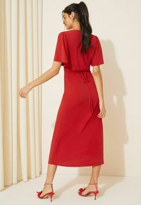 Friends Like These RUCHED FRONT FLUTTER SLEEVE MIDI - REGULAR FIT - Jerseykjole - red