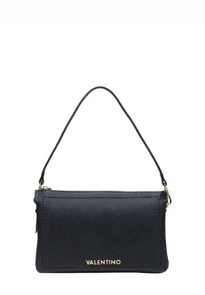 Borsa Valentino nera con una sottile tracolla e scritta del logo dorata sul davanti su sfondo bianco.