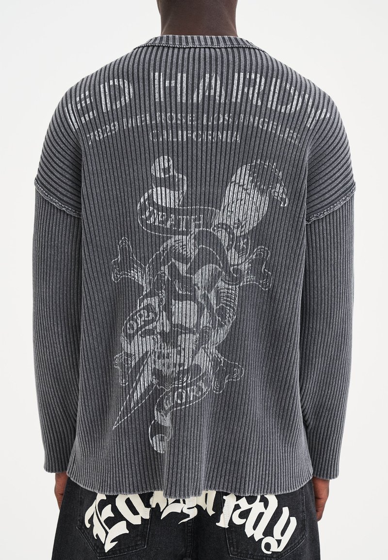 Maglione grigio a maniche lunghe con coste, caratterizzato da una grande grafica sul retro e scollatura rotonda, con una vestibilità rilassata e una leggera texture.