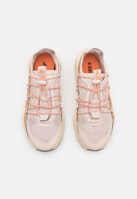 Adidas Terrex VOYAGER 21 TRAVEL - Scarpa da hiking - putty mauve/wonder beige/amber tint