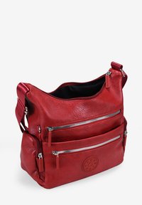 Bolso de mano de cuero rojo con un acabado texturizado, que presenta tres bolsillos con cremallera en la parte frontal y un interior espacioso con un forro negro.