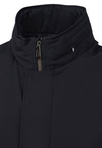Schwarze gepolsterte Jacke mit hohem Kragen, ausgestattet mit einem zentralen Reißverschluss, Kupferbeschlägen und glatter Textur, ideal für kaltes Wetter.