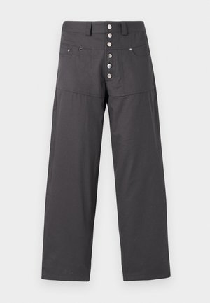 Pantalons larges gris en tissu léger, dotés d'une fermeture à boutons avec cinq boutons métalliques et de deux poches avant.
