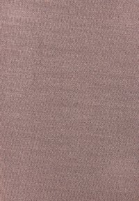 Strickstoff in einem sanften, gedämpften Mauve-Ton. Verfügt über eine feine Rippstruktur mit einem dezenten Glanz und einem einheitlichen Muster.