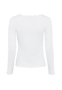 Top bianco a maniche lunghe con design aderente, caratterizzato da un collo e polsi arricciati. Realizzato in tessuto a costine con una finitura liscia.