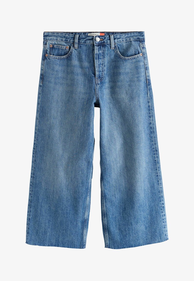 Jean en denim bleu à jambes larges avec poches avant, passants pour ceinture, fermeture par bouton et fermeture éclair, étiquette "CROP WIDE" à l'intérieur de la ceinture.