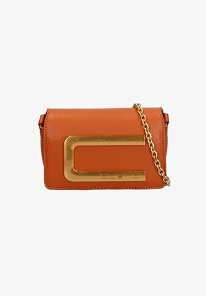 Oranje leren schoudertas met een gladde textuur, voorzien van een gouden metalen sluiting en een kettingband. Logo ingeperst op de voorkant.