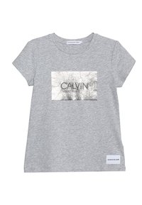 Šedé bavlněné tričko s kulatým výstřihem, krátkými rukávy a stříbrným obdélníkovým logem s nápisem "CALVIN" v tmavém písmu.