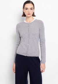 Cardigan grigio in morbido tessuto a maglia con scollo rotondo, chiusura con bottoni e maniche lunghe, con dettagli bianchi su collo e polsini.