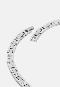 Metallarmband mit rechteckigen Gliedern in poliertem Silber, ausgestattet mit einem Klappverschluss und glatter Oberfläche. Mit matten Abschnitten akzentuiert.