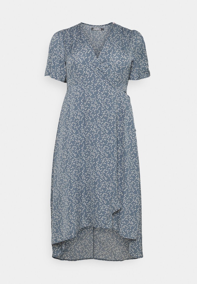 Robe midi bleue à manches courtes, présentant un motif floral et un ourlet plongeant. Fabriquée en tissu léger et fluide.