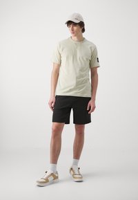 Calvin Klein Jeans LOGO REPEAT - Pantalones deportivos - black