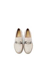 Beige leren loafers met een ronde neus, een zilveren kettingaccent aan de voorkant en een gladde textuur. Platte, flexibele zolen.
