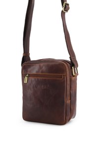 Bruine leren crossbodytas met een gladde textuur, rechthoekige vorm, verstelbare riem en een voorvak met ritssluiting met een logo detail.