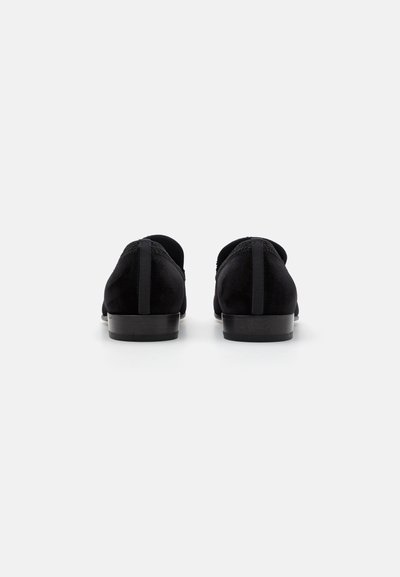 Pantofi din suede negri, cu un finisaj neted, vârf rotund și toc scăzut tip platformă. Designul include detalii elastice la spate.
