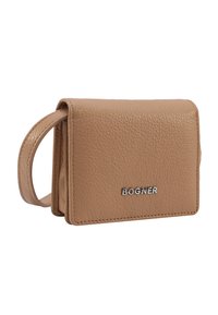 Portafoglio in pelle marrone con texture e chiusura a patta. Presenta il nome del marchio in rilievo in argento e un cinturino per polso rimovibile.