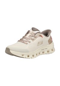 Beżowe i taupe sneakersy Skechers Glide-Step z siateczkowym wierzchem, wyściełanym kołnierzem, sznurowadłami oraz wentylowaną podeszwą dla wygody i wsparcia.