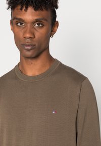 Tommy Hilfiger CREW NECK  - Camisola - faded military
