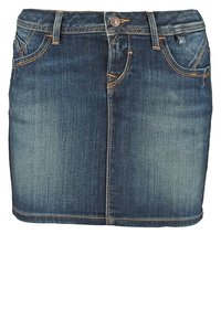 Mini-jupe en jean bleu foncé avec poches avant, passants pour ceinture, fermeture par boutons et détails délavés.