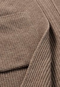 hessnatur Strickjacke - camel