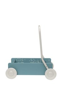 Carrito de empuje de madera en color teal con acentos en blanco. Presenta una superficie texturizada y un patrón de nubes y estrellas. Cuatro ruedas redondas completan el diseño.