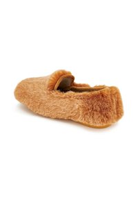 Pantofole scivolose in pelliccia sintetica di colore arancione chiaro, caratterizzate da una texture morbida, punta arrotondata e un accento arricciato morbido all'apertura.