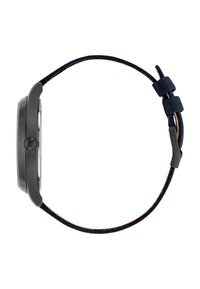 Analoginis laikrodis su juodu nerūdijančio plieno korpusu ir tamsiai mėlyna audinio apyranke. Turi skaidrų stiklą ir šoninį koroniuką nustatymui.