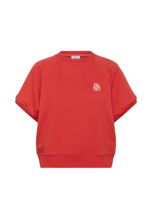 Sweat-shirt rouge à manches courtes avec col rond et petit logo blanc brodé sur le côté gauche de la poitrine, ourlet et bords des manches côtelés.