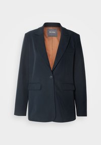 Blazer noir à un bouton avec revers crantés, poches à rabat et doublure intérieure marron, suspendu à plat sur fond blanc.