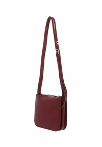 Sac bandoulière en cuir bordeaux au design plat, avec une sangle réglable, des ferrures dorées et une fermeture éclair sur le dessus.