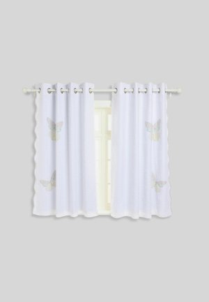 Weiße Vorhänge mit dezenten Polka-Dots und pastellfarbenen Schmetterlingsprints hängen an einer Stange vor einem Fenster mit mattierten Glasscheiben.
