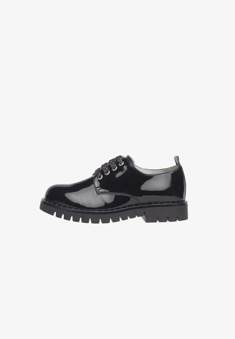 Chaussure à lacets en cuir noir brillant avec semelle épaisse crantée et bout arrondi, vue de côté extérieur sur fond blanc.
