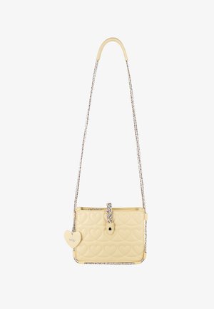 Geel gewatteerde handtas met een hartpatroon, voorzien van een gevlochten strap in meerdere kleuren en een decoratieve hartvormige charm.