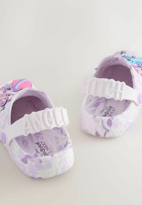 Saboturi cu model marmorat violet, prevăzute cu barete albe cu litere în relief „ANGEL” și „STITCH”, accentuate cu decorațiuni 3D colorate.