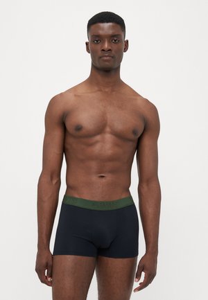 Schwarze Baumwoll-Boxershorts mit einem grünen Levi's-Logo-Gummibund, die eng anliegen und eine glatte Textur haben.