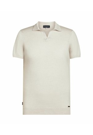 Poloshirt mit kurzen Ärmeln aus leichtem beige Strickstoff, ausgestattet mit einem klassischen Kragen und dezentem Branding am Saum. Sanfte Textur.