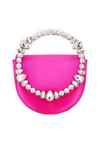 Fuchsiafarbene Satin-Handtasche mit geschwungener Form, versehen mit einem verzierenden Griff, der klare und birnenförmige Strasssteine trägt.