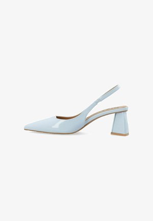 Pekefot med spiss tupp og slingback i glanset lyseblå materiale, med geometrisk blokkhel og åpen sidedesign for pusteevne.