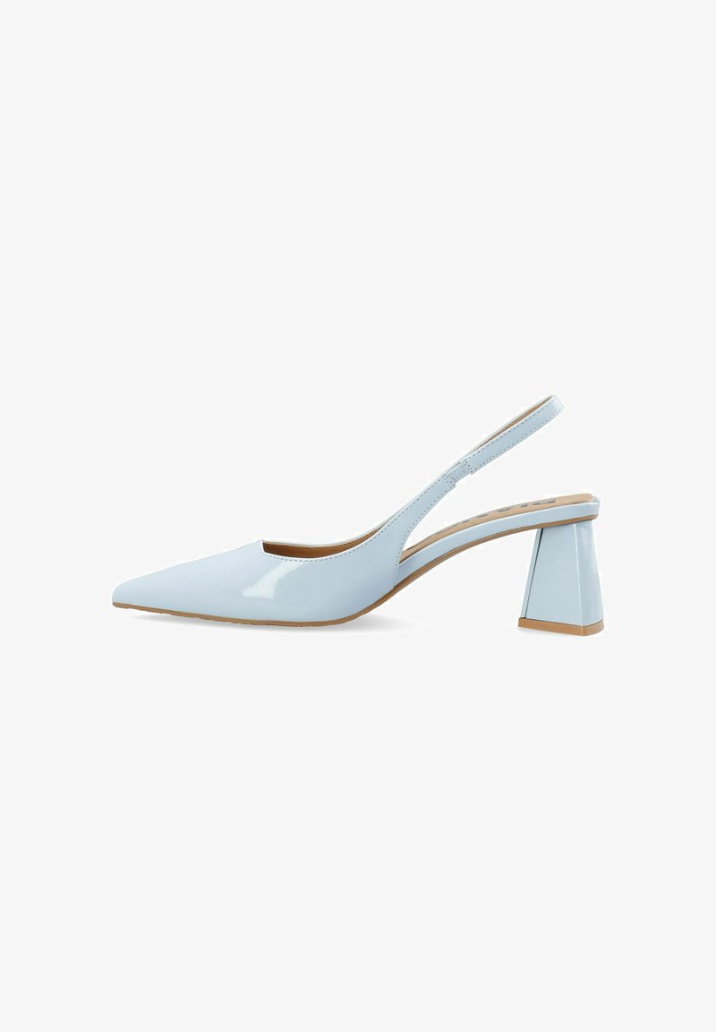 Sapato slingback com bico fino em material azul claro brilhante, com um salto em bloco geométrico e design de lado aberto para ventilação.