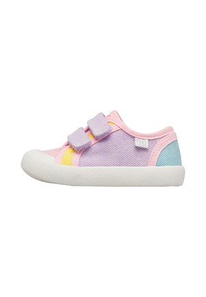 Scarpa da ginnastica bassa per bambini in colori pastello rosa, viola, giallo e blu con due cinturini in velcro e suola in gomma bianca.