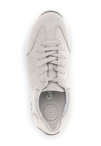 Helle graue Wildleder-Sneaker mit runder Zehenpartie, strukturierten Schnürsenkeln, gepolstertem Fußbett mit Perforationen und kontrastierender brauner Gummisohle.