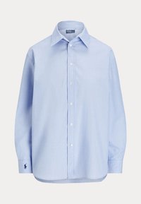 Camicia a maniche lunghe azzurro chiaro con colletto e piccolo logo ricamato blu scuro sul polsino sinistro.