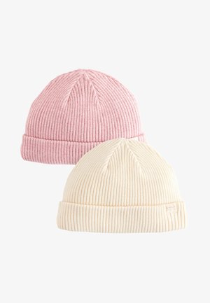 Due berretti a coste: uno rosa e uno crema. Entrambi presentano un risvolto pieghevole e un materiale testurizzato per calore e comfort.
