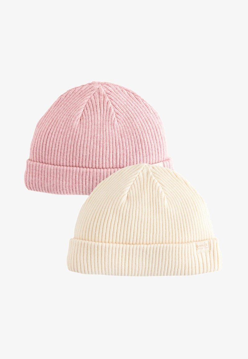 Deux bonnets côtelés : un rose et un crème. Chacun présente un revers plié et un matériau texturé pour la chaleur et le confort.